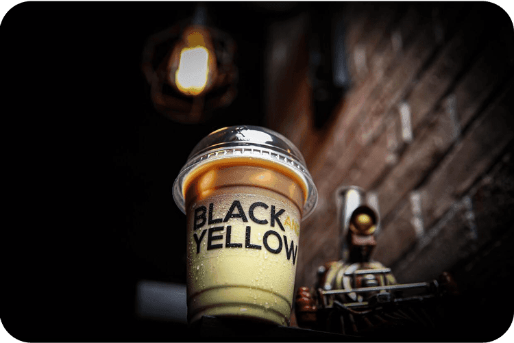 تصميم إعلاني لمقهى بلاك اند يلو